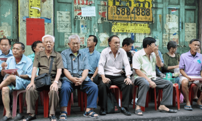 Câu chuyện quốc tế: “Bom hẹn giờ”